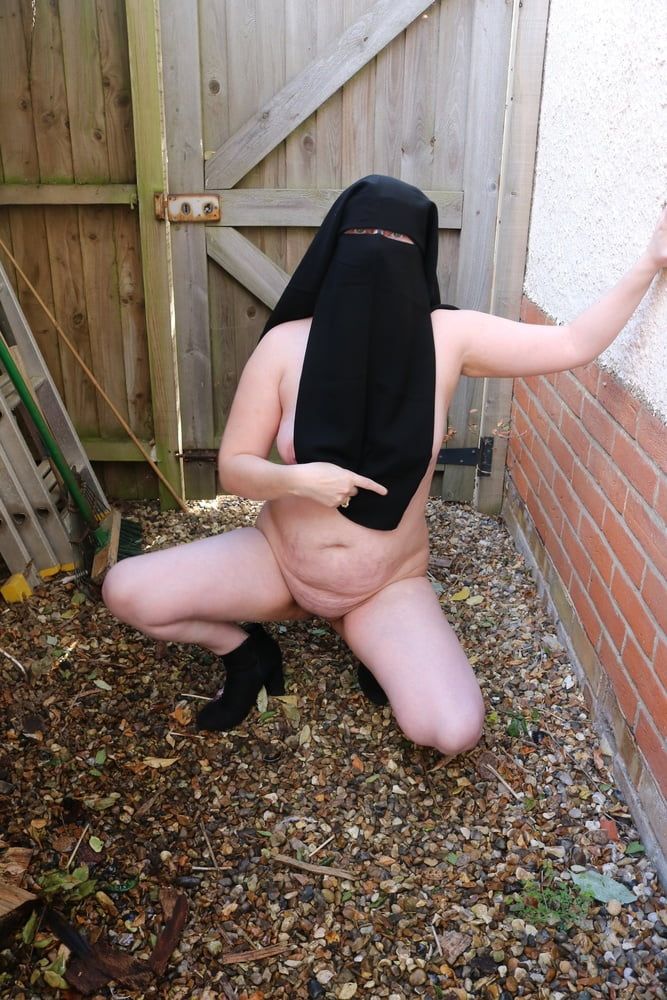 Niqab Flashing  nude in the yard #5