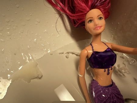 Cindy पर वीर्य (Barbie mermaid Doll)