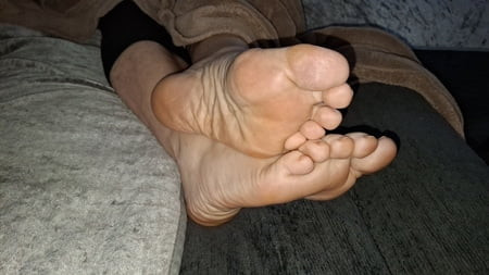 Seksi küçük çıplak ayaklar kanepede rahatlıyor