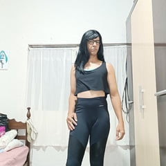 Sakura Nakamura Skinner u tajicama u teretani 