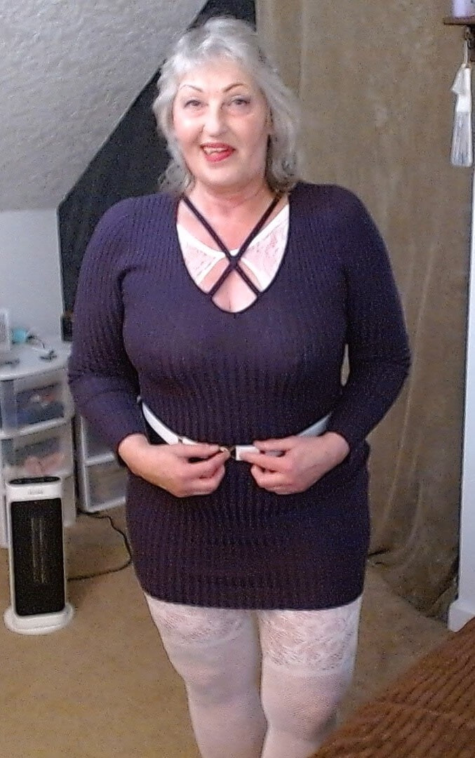 Vintage Vixen DawnSkye showing off her lovely curves #2