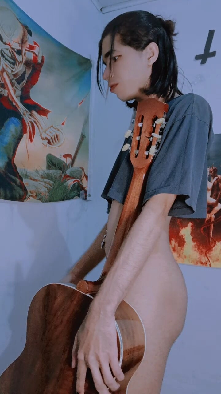 Carles Gay - Menino pintudo com violao alisando o pau duro  #9