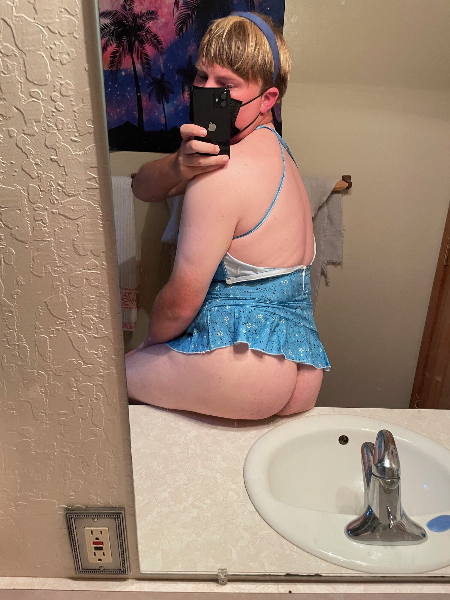 Blondynka femboy dobrze się bawi