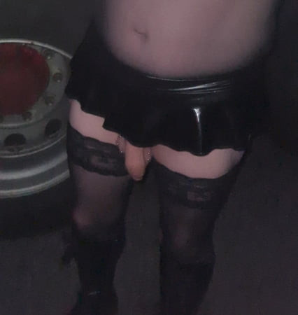 Con cu phục tùng trong váy