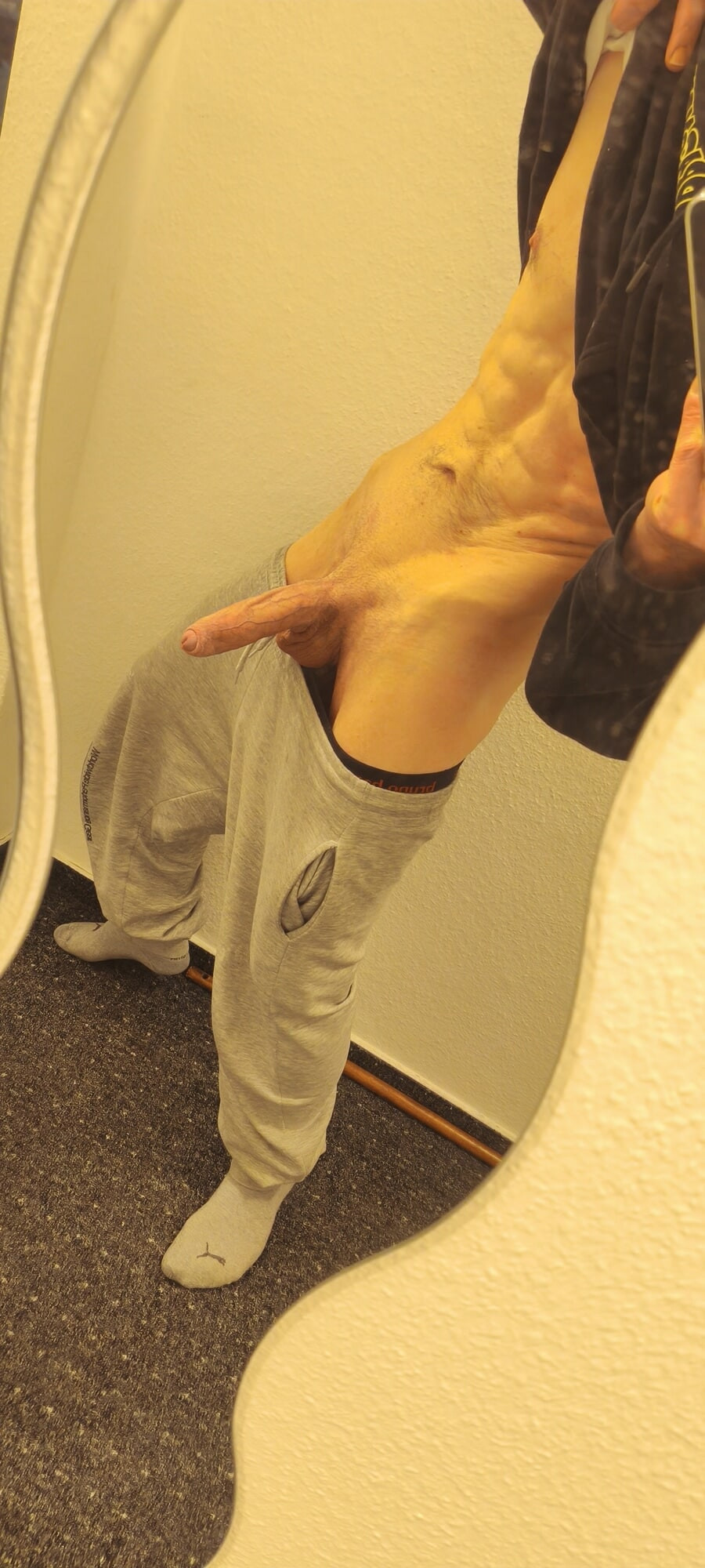 Welche Schlampe kniet sich???