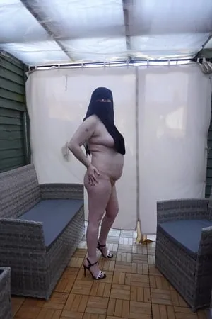 curvy wife niqab naked in high heels         