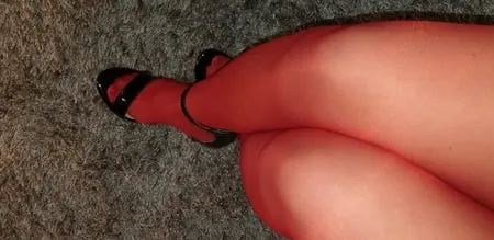 red pantyhose         