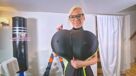 who doesnt love huge boobs in a nice workout kit         