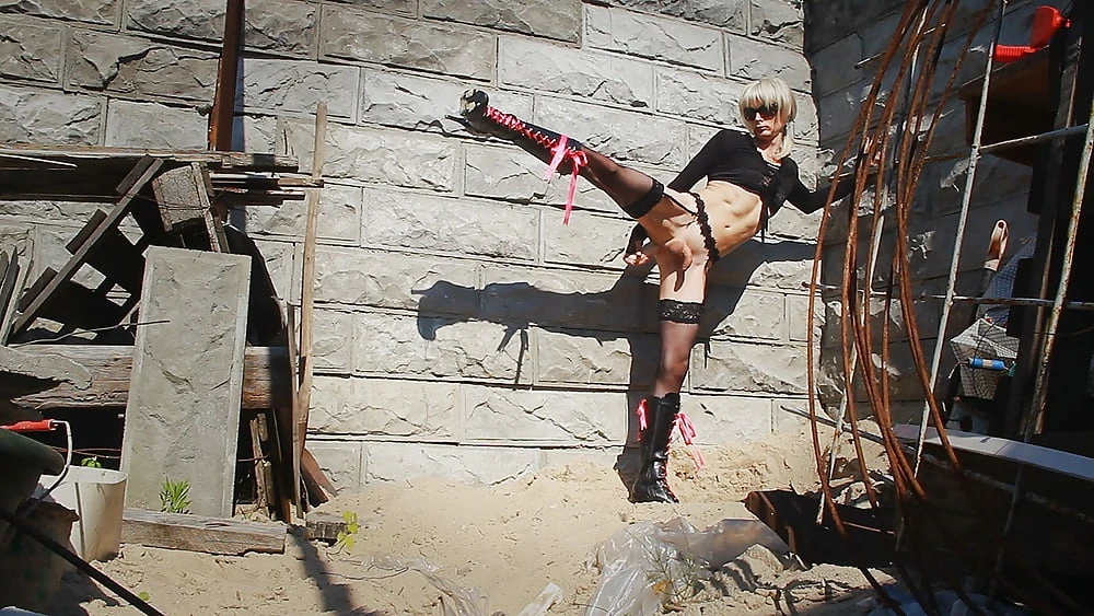 LolaSpais at a construction site