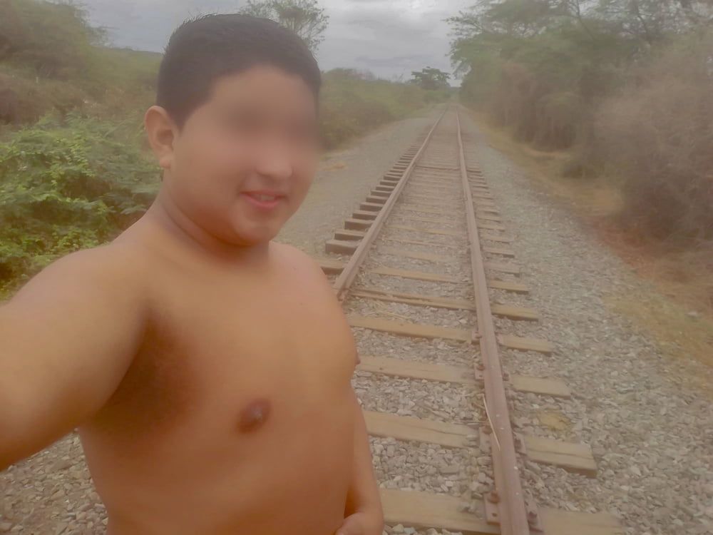 Mis Pezones Exhibidos en las Vias del Tren-Yop Sin Camiseta  #8