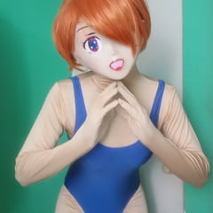 穿着泳衣的 Kigurumi 女孩
