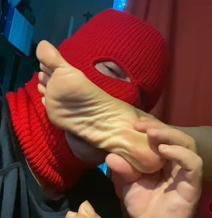 Naelor lagi asik muasin kaki seksi melove dengan kaki panjang