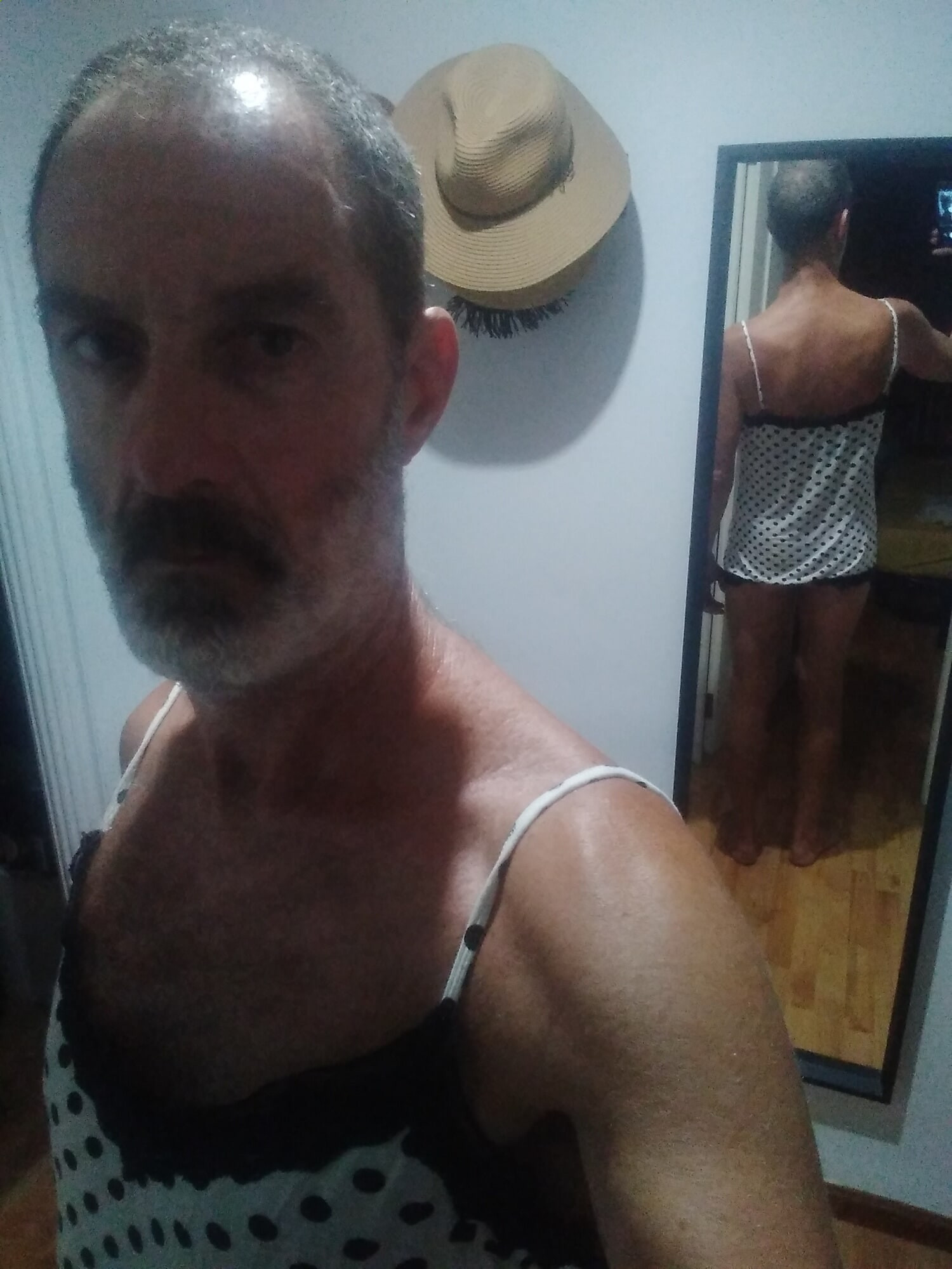 W lustrze