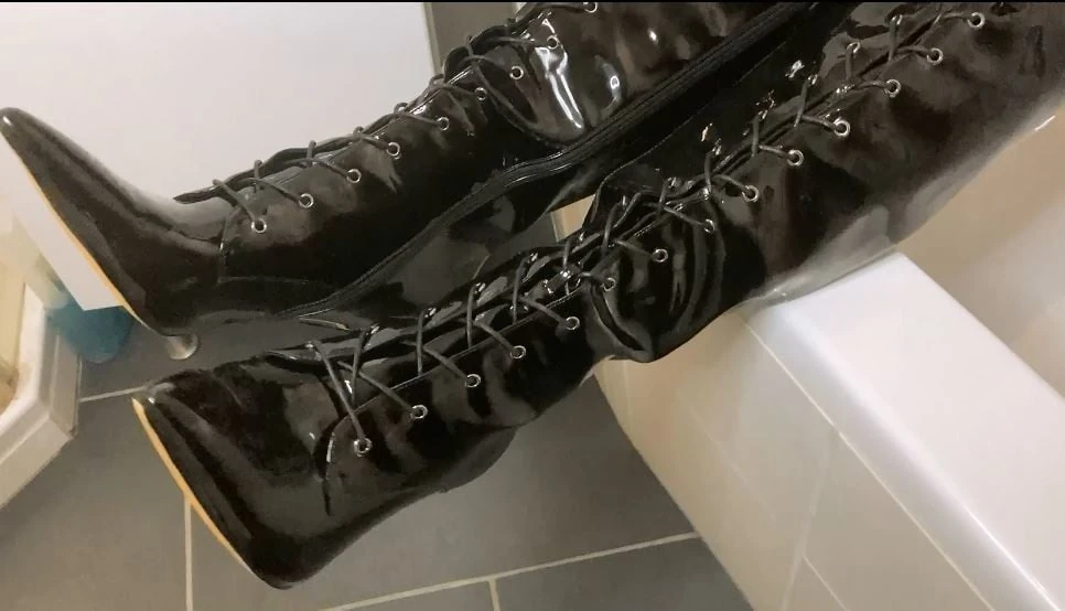 Fetish Pissing in Bathtub #25