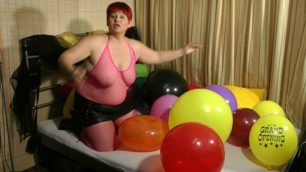 Popping balloons - Fetish Video #4