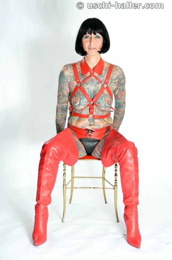 Photo shoot with full body tattooed MILF Cleo #3
