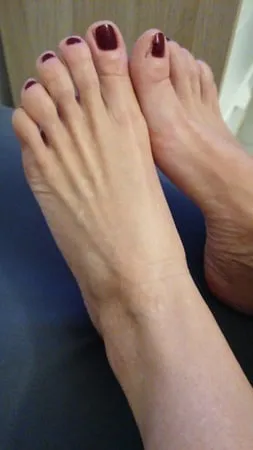 look at my nice feet         