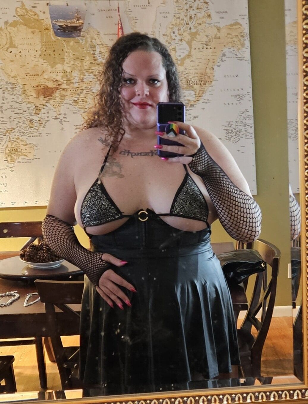 Une BBW trans en tenue de maman-maman