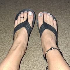 在变得太冷之前，我的脚穿着人字拖