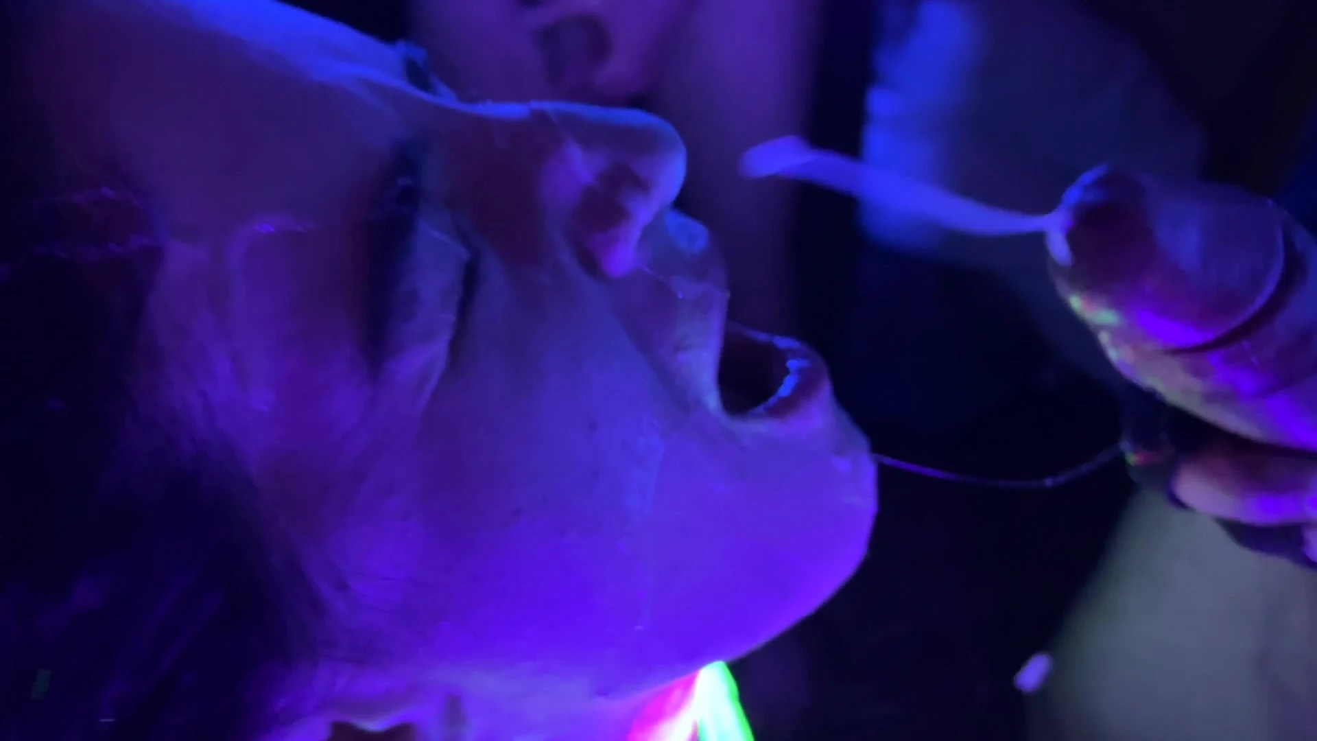 Glowparty 颜射群交