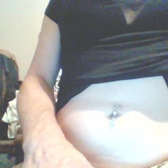 新しいお腹のピアス、どう思う?色っぽい。 保つ。