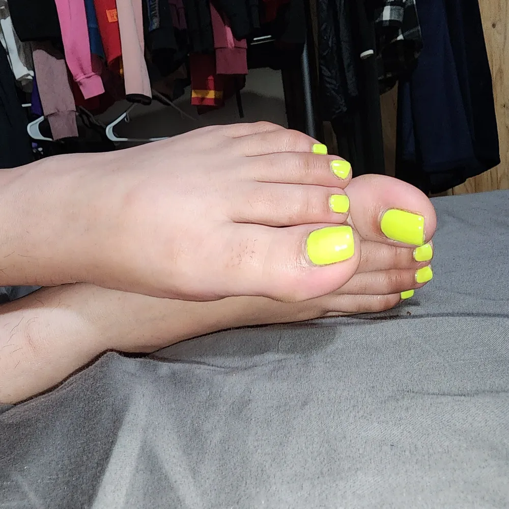 LatinaMilf bright yellow toes