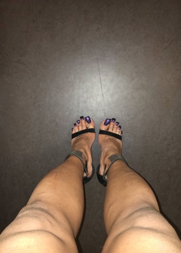 Lofia Tona - Deep purple toenails #18