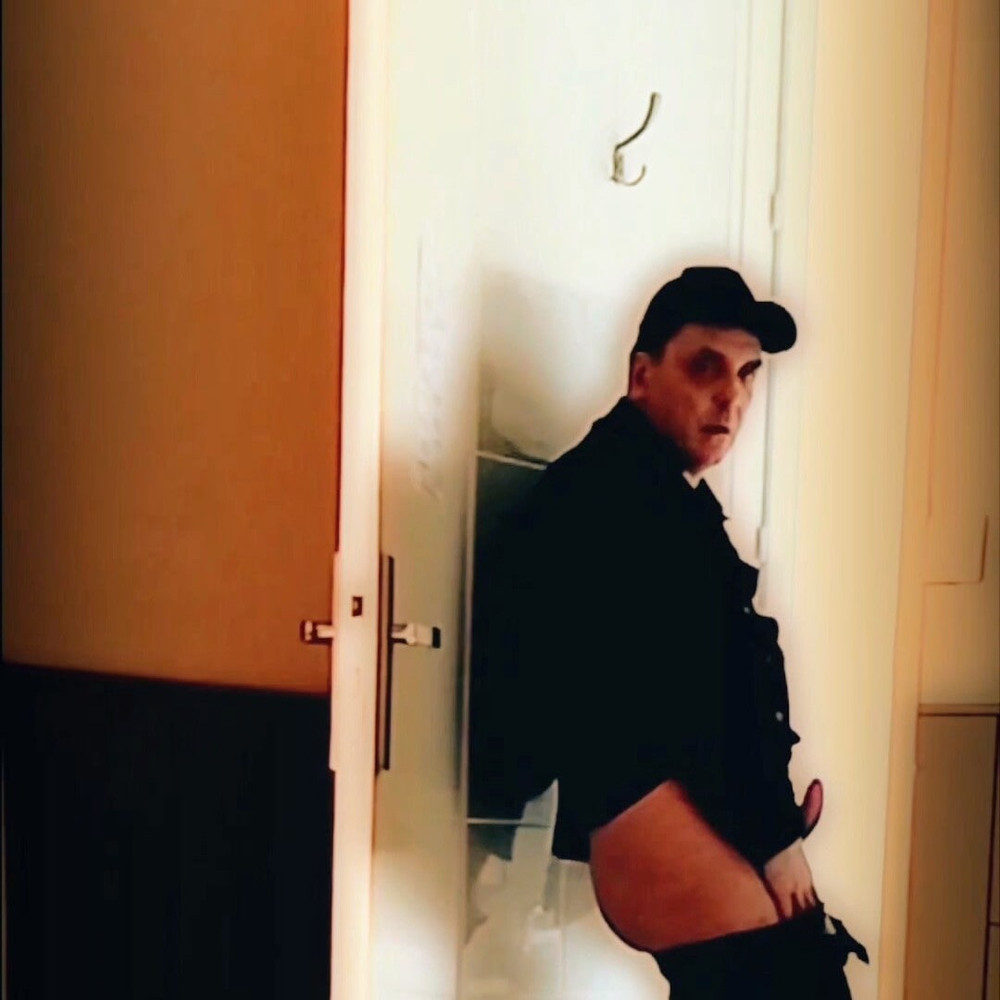 Jerk off and ass show in front of a door #10
