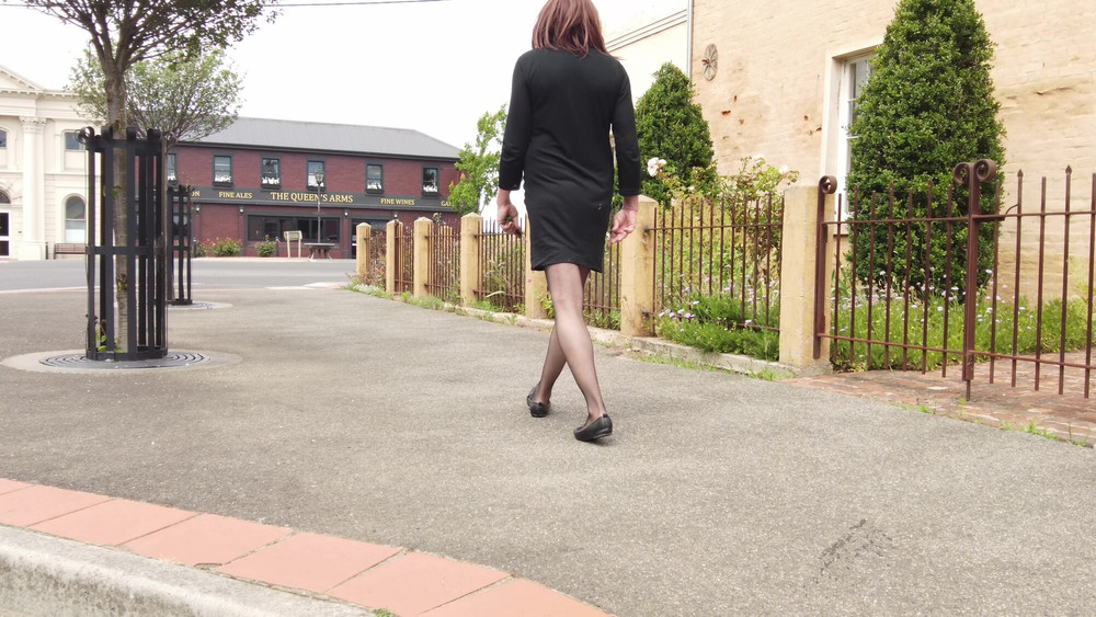 Crossdress Roadtrip - Town walk #2