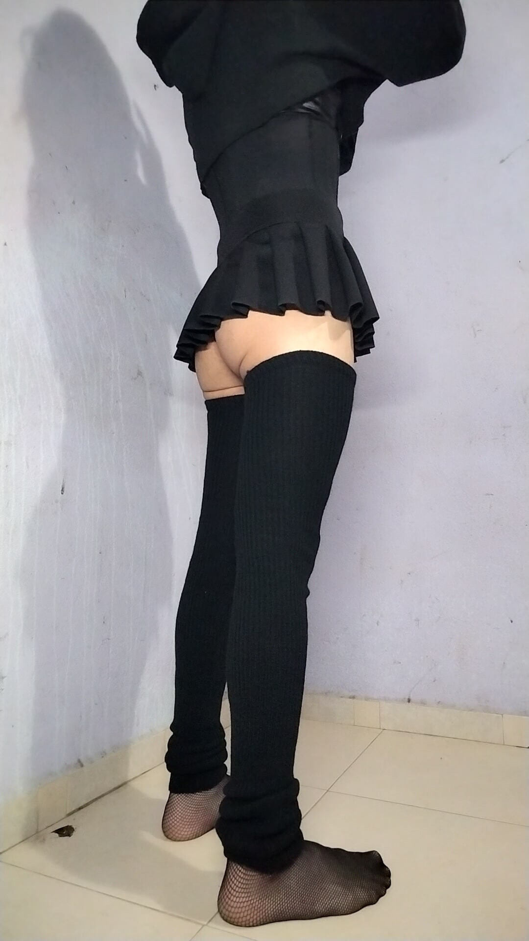 Femboy delgada en calcetas