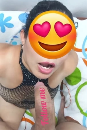 Desnuda en la cama con mirada traviesa