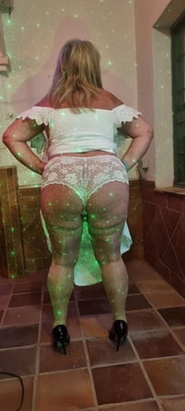 Julie cunningham si cewek seksi dengan gaun seksi di musim panas