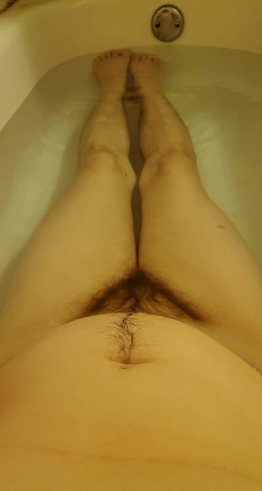 Hairy natural girl gives some quick flashes