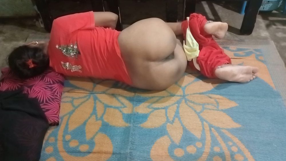 Badi gand wali bhabhi ne apne chutad khol kar dikhayen #14