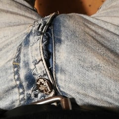 欲情した膨らんだジーンズを見せびらかす