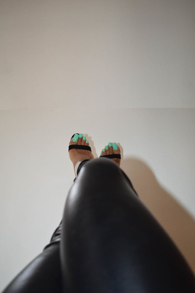 Lofia Tona - Pastel green toenails #18