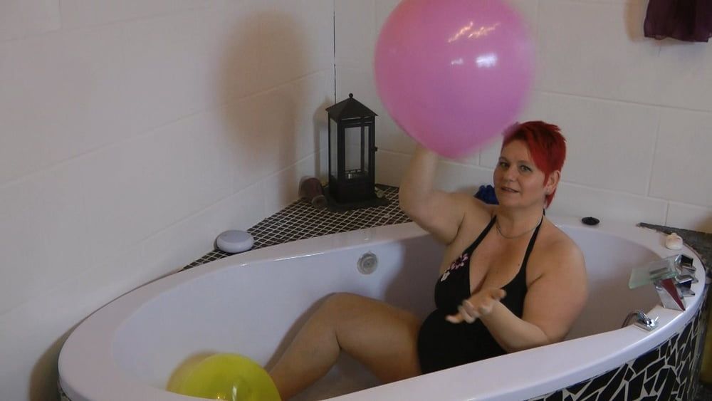 Balloon session in the tub
