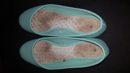 stinky flat shoes         