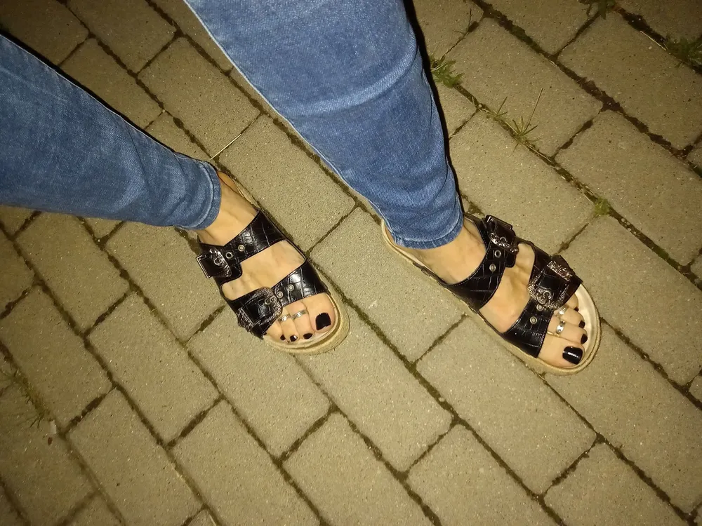 platform sandals and sexy feet #19