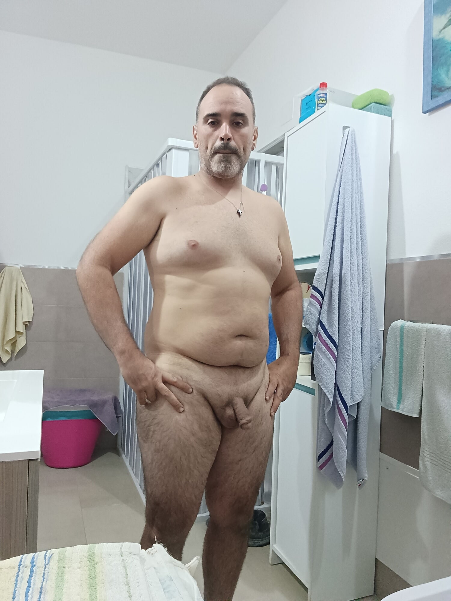 Tutto nudo in bagno 