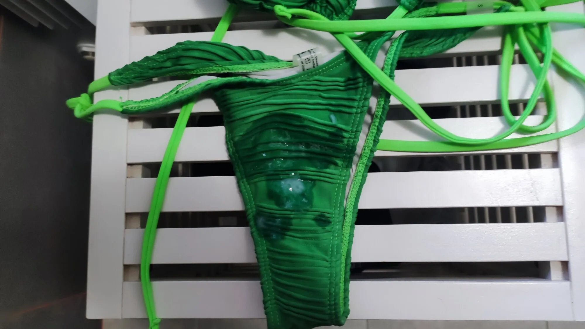 Cum on sexy green bikini