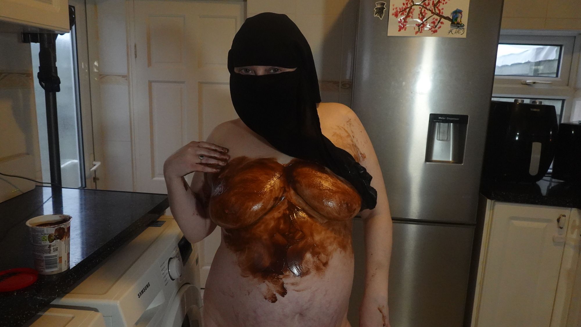 Niqab Naked chocolate sauce