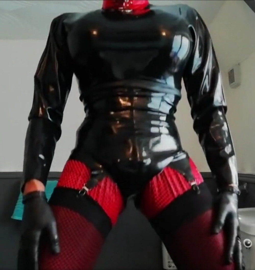 Alison in rubber #40
