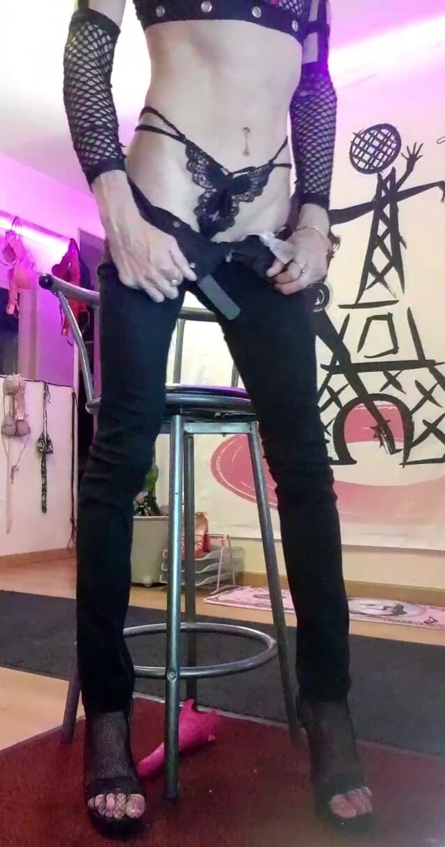 Une💣BomBe de Travesti Francaise fait un StripTease en LiVE #35