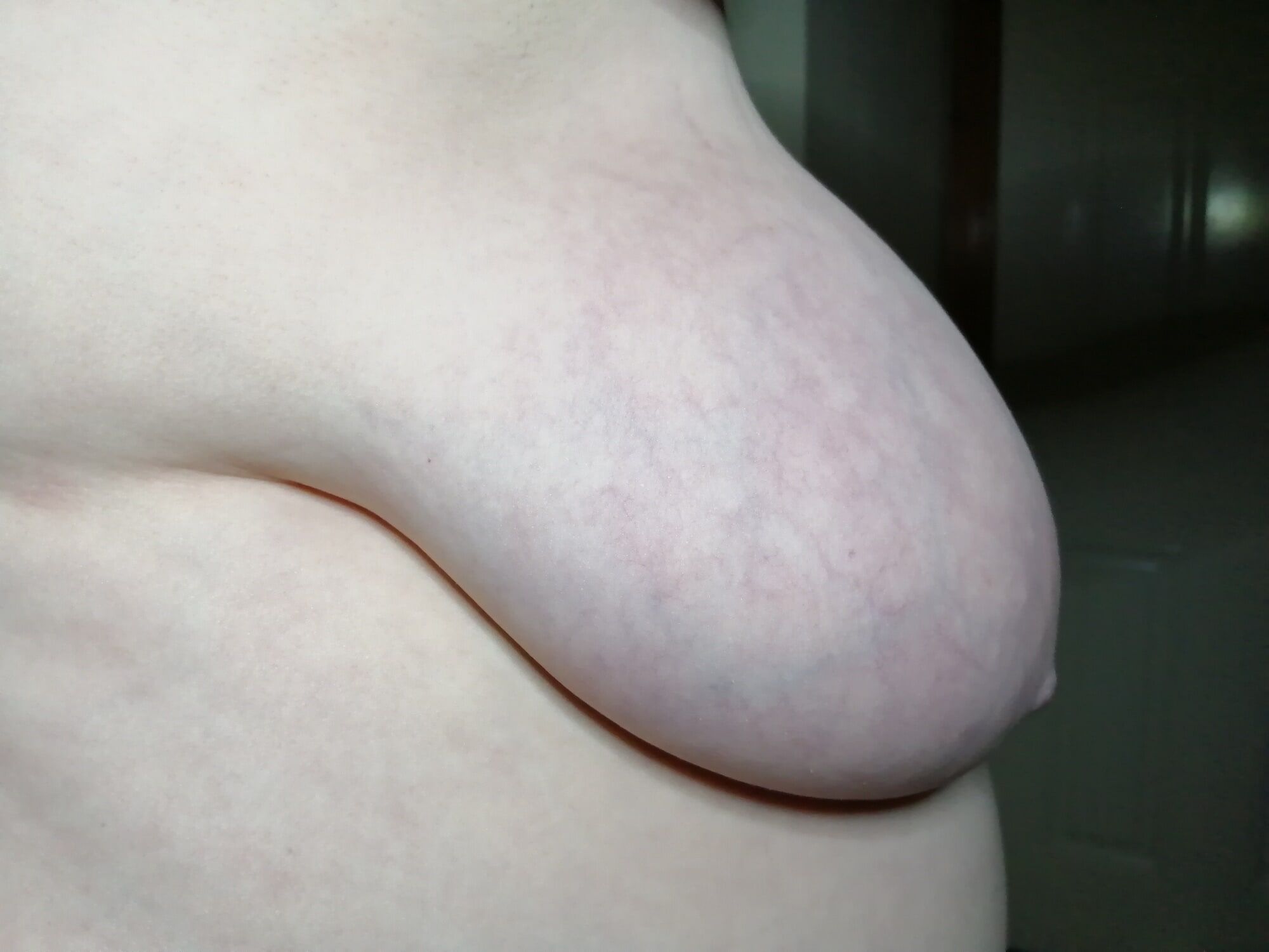 Side boob (artificial light, indoors) #19