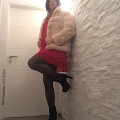 Nicki-Crossdress - rotes Minikleid, Heels &amp; neue Jacke