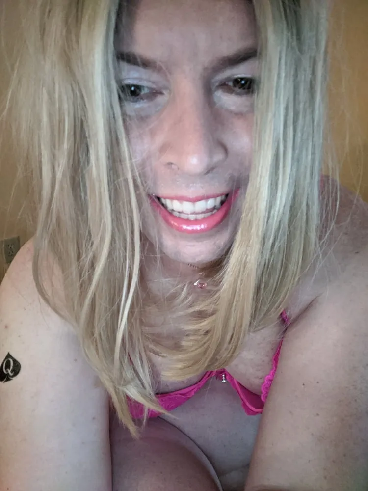 QoS Sissy Snowbunny Having Fun