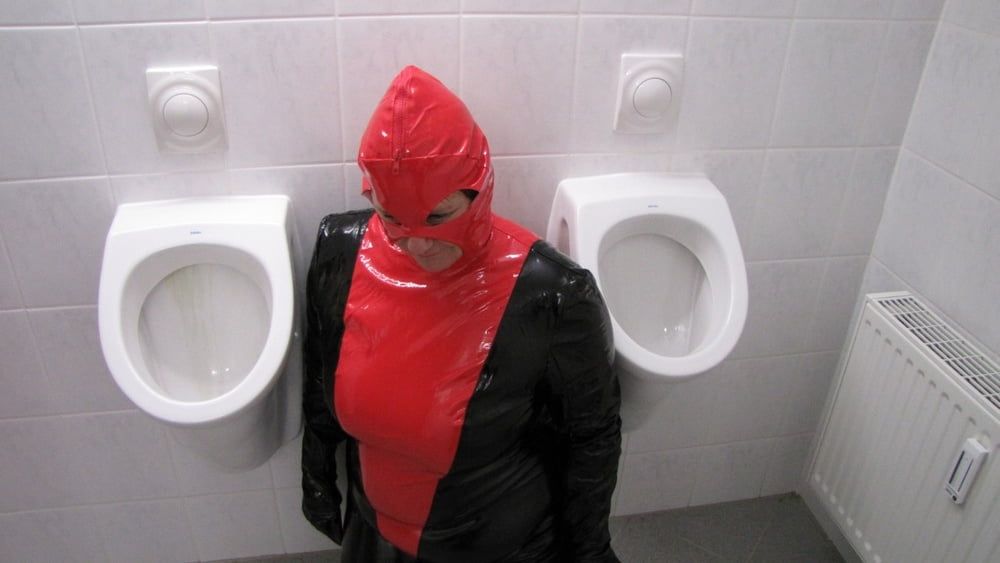Anna as a toilet in latex ... #13