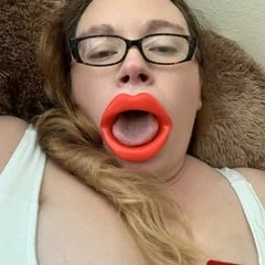 Big fake Lips sucking cock