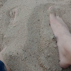 砂浜で遊ぶ瞬間